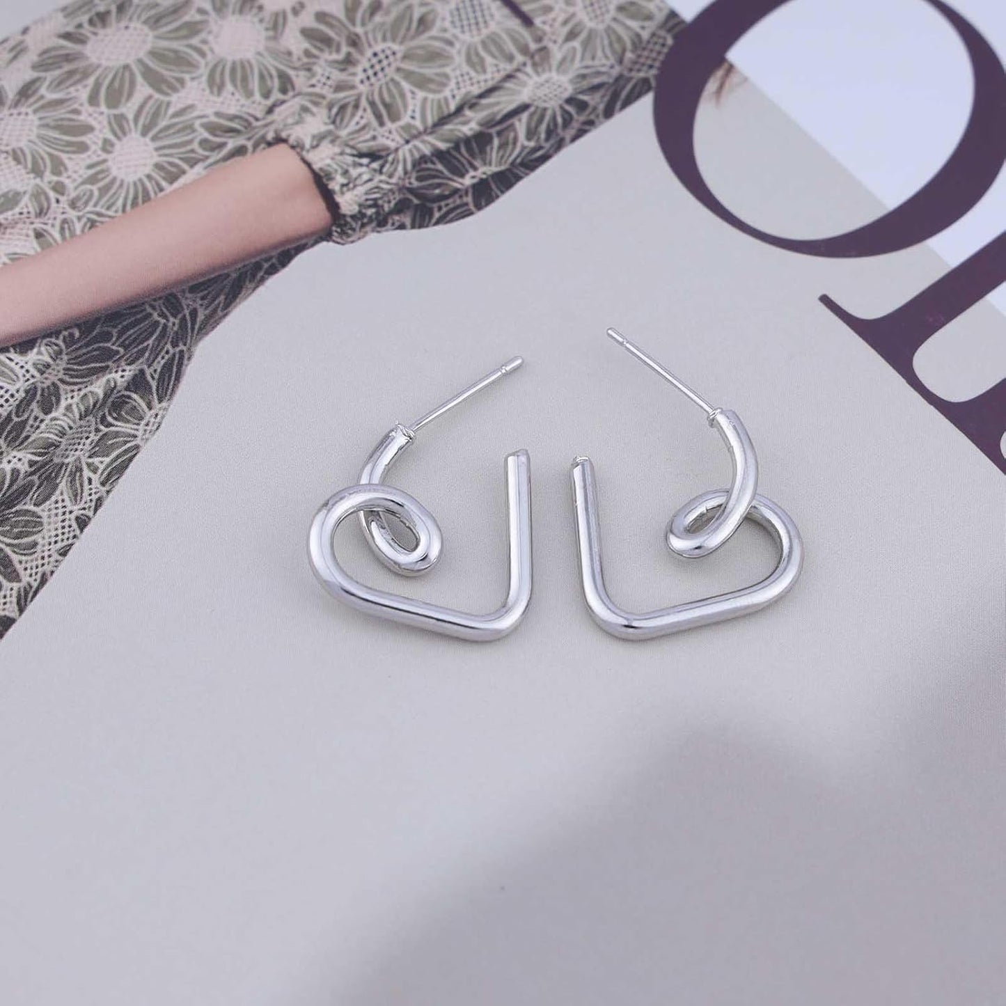 Vintage Heart Hoop Earrings Gold Heart Drop Earrings Hollow Love Heart Earrings Minimalist Heart Stud Earrings Jewelry for Women