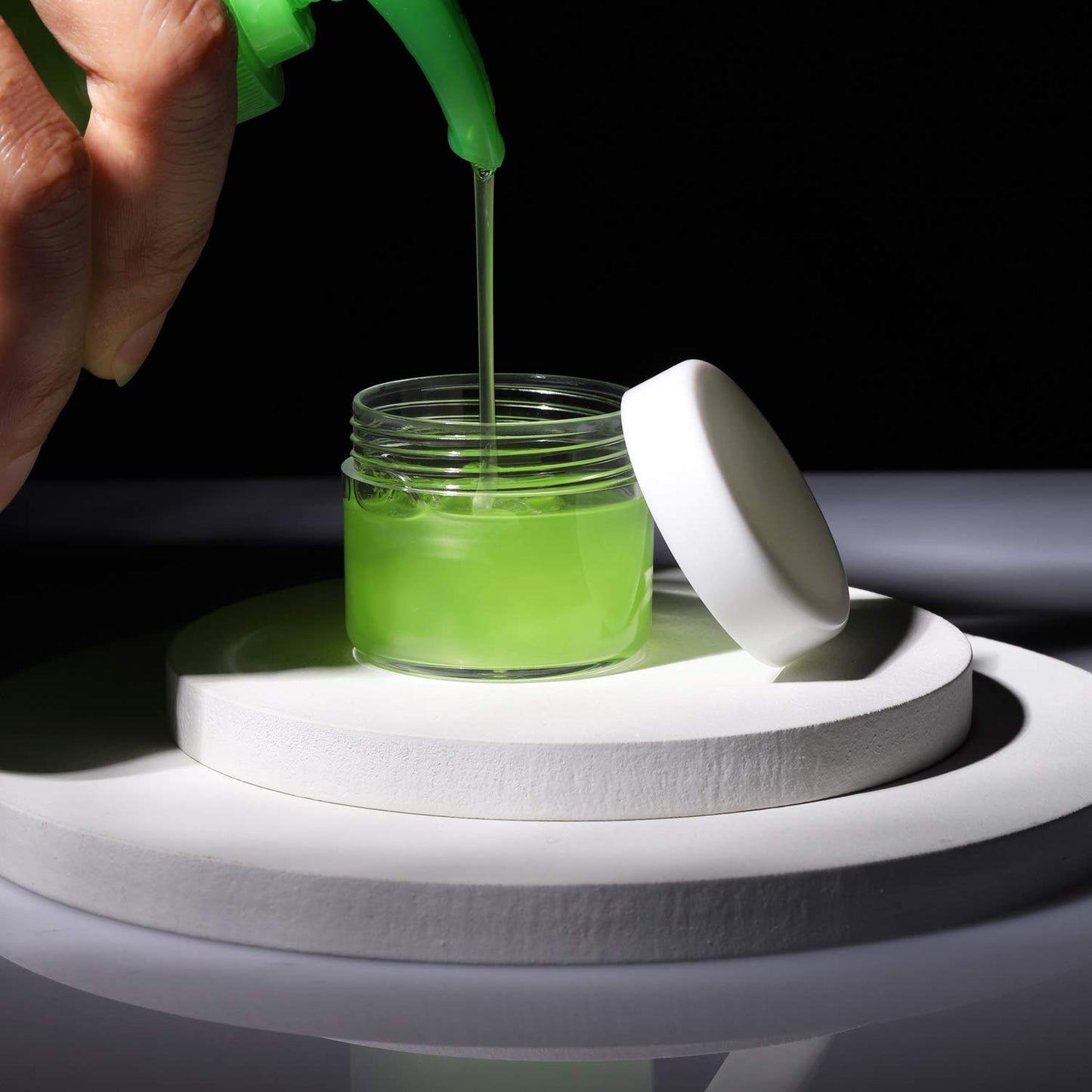 100 Count Sample Containers with lids 20g Plastic Cosmetic Jars Leak Proof Traveling Makeup Containers for Cream and Lotions - White