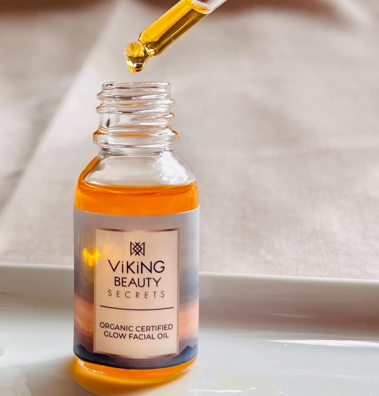 Glow Facial Oil - Organic Face Oil with Blend of 11 Certified Organic Oils and Extracts - Hydrating Face Oil with Nordic Berries - Face Oil for Women and Men - 0.5 fl oz