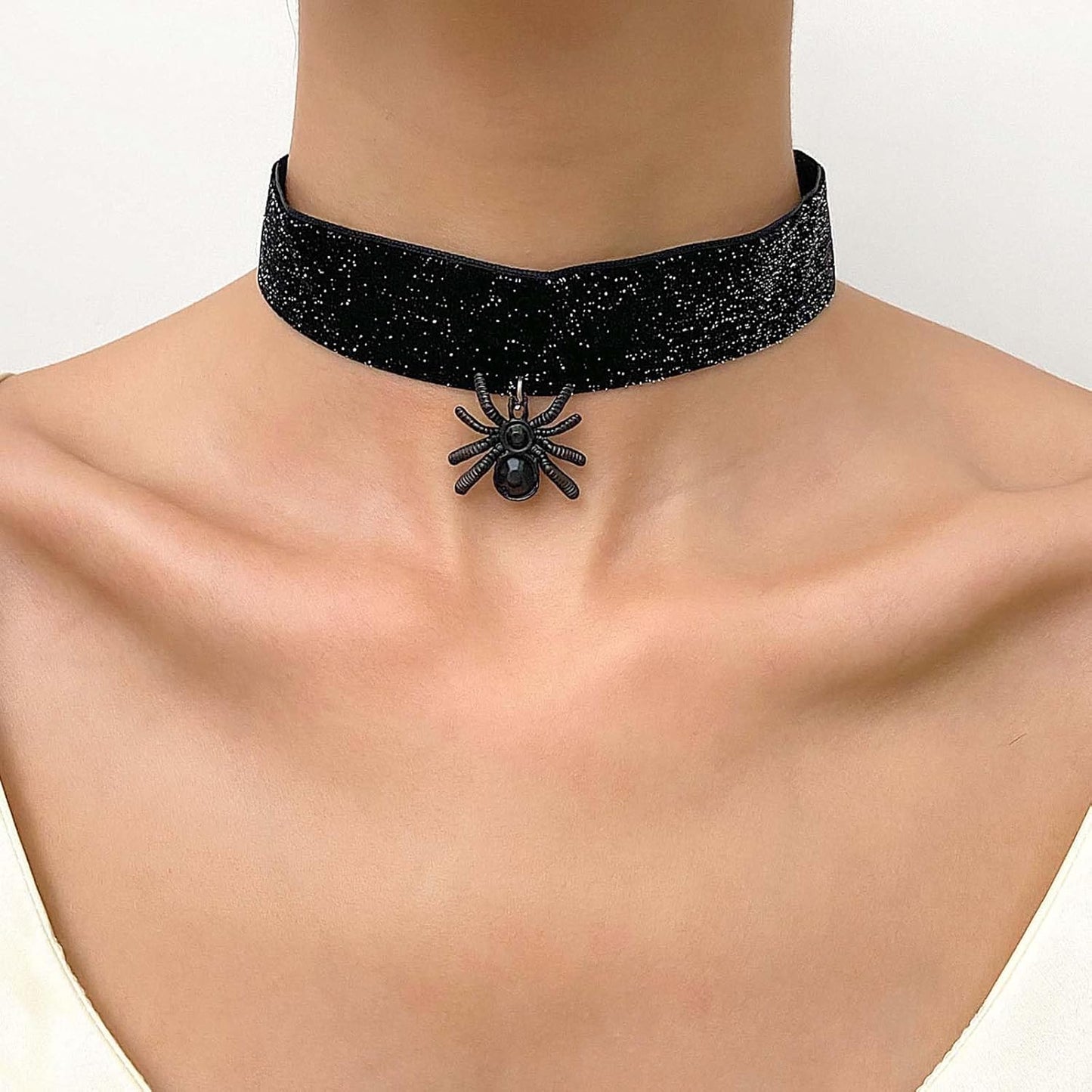 Black Velvet Choker Necklace Goth Balck Spider Dark Neckalce Punk Spider Velvet Suede Neckalce Dark Spider Pendant Necklace Jewelry for Women and Girls Gifts